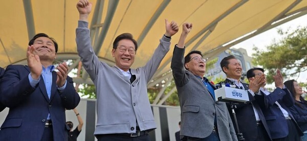 더불어민주당 이재명 대선 후보가 11일 해남을 방문해 ‘골목골목 경청 투어’를 진행하며 현장 민심을 청취하고 지지를 호소 했다[사진제공=박지원 국회의원실]