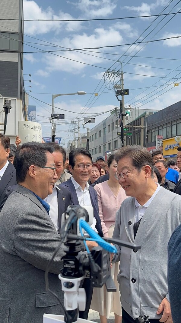 이재명 대선 후보가  ‘골목골목 경청 투어’로 전남 해남을 방문해 박지원 국회의원과 반갑게 인사를 나누고 있다[사진=박지원 국회의원실 제공]