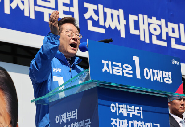 더불어민주당 이재명 대선 후보가 6·3 대통령선거 공식 선거운동 첫날인 12일 서울 광화문광장에서 열린 '빛의 혁명' 광화문 유세에서 시민들에게 지지를 호소하고 있다. [사진=연합뉴스]