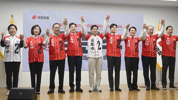 국민의힘 김문수 대선 후보가 12일 서울 영등포구 여의도 국민의힘 중앙당사에서 열린 중앙선대위 임명장 수여식에서 권영세, 김용태 공동선거대책위원장 등과 기념촬영을 하고 있다. [사진=연합뉴스]