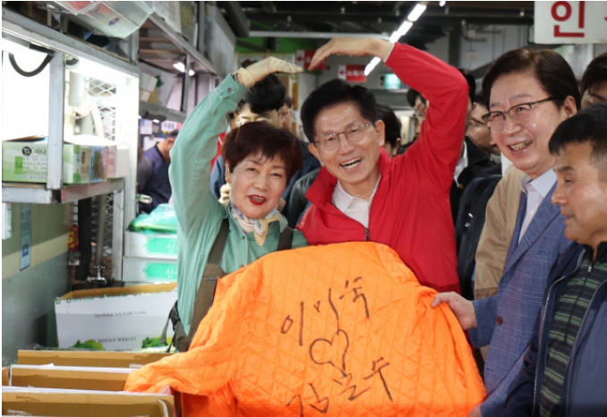 국민의힘 김문수 대선후보는 12일 첫 공식 일정으로 새벽 가락시장을 방문했다. 이후 열린 중앙선대위에서 김 후보는 "자짜 진보를 확 찢어버리고 싶다"고 말했다. [사진=연합뉴스]