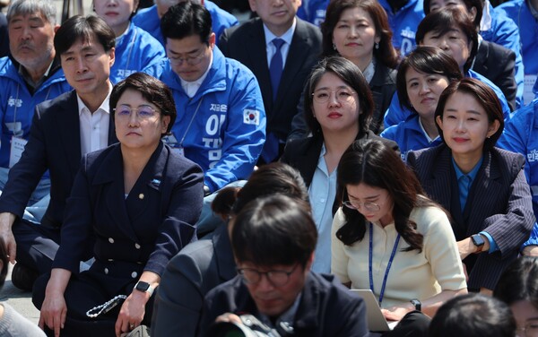 조국혁신당 김선민 대표 권한대행 등 야4당 대표들이 6·3 대통령선거 공식 선거운동 첫날인 12일 서울 광화문 청계광장에서 열린 더불어민주당 이재명 대선 후보의 출정식 및 첫 유세에서 이 후보의 연설을 듣고 있다. 왼쪽부터 사회민주당 한창민 대표, 조국혁신당 김선민 대표 권한대행, 기본소득당 용혜인 대표, 진보당 김재연 상임대표. [사진=연합뉴스]