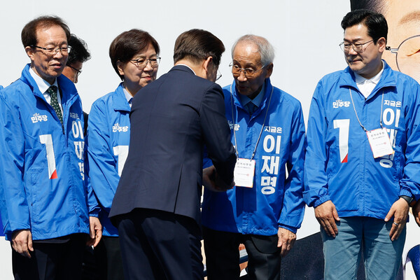 더불어민주당 이재명 대통령 후보가 공식 선거운동 첫날인 12일 서울 광화문 청계광장에서 열린 출정식에서 윤여준 선대위원장과 악수하고 있다. [사진=연합뉴스]