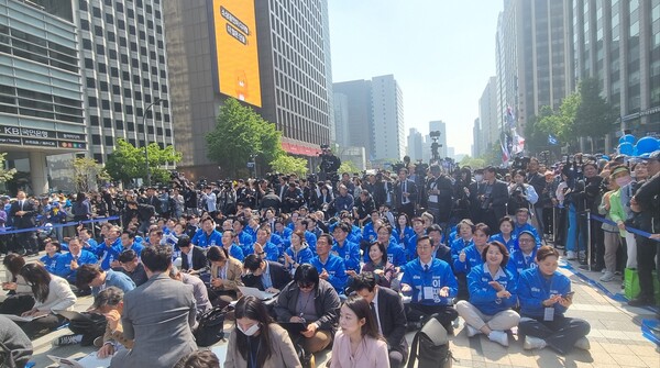 다수 민주당 의원들이 12일 서울 광화문 청계광장에서 열린 출정식에 참석해 청년들의 공연을 보고 있다. [사진=김민주 기자]