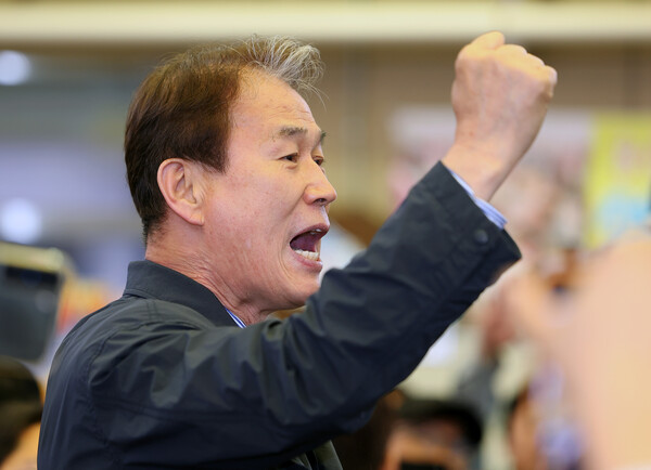 지난 9일 민주당 이재명 대선 후보와 함께 경북 성주군 성주전통시장을 찾은 보수정당 출신 권오을 전 의원이 이 후보 지지연설을 하고 있다. 권오을 전 의원은 이재명 캠프에서 중앙선거대책위원회 국민대통합위원장을 맡고 있다. [사진=연합뉴스]