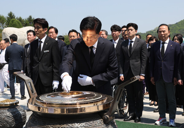 국민의힘 김문수 대선 후보가 12일 국립대전현충원을 찾아 현충탑에서 참배하고 있다. [사진=연합뉴스]
