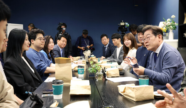 더불어민주당 이재명 대선 후보가 12일 경기 성남시 분당구 판교역 인근 미팅룸에서 열린 IT 개발자들과의 'K-혁신' 브라운백 미팅에서 대화하고 있다. [사진=연합뉴스]