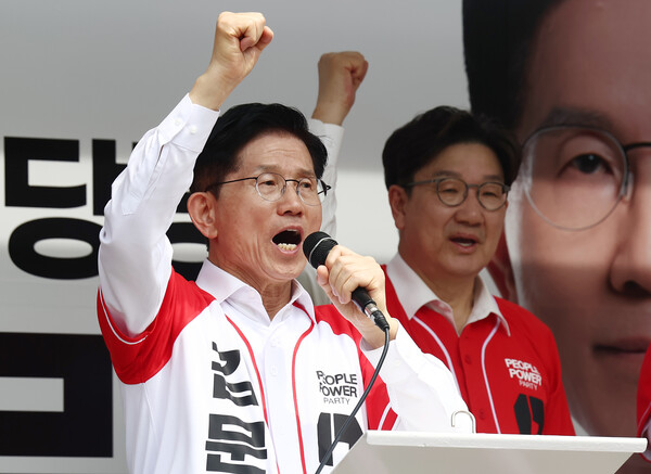 국민의힘 김문수 대선 후보가 13일 울산 남구신정시장 인근에서 유세를 하고 있다. [사진=연합뉴스]