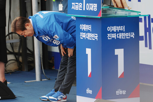 더불어민주당 이재명 대선 후보가 '보수의 텃밭'으로 불리는 대구·경북(TK) 지역 유세에 나선 13일 경북 포항시청 광장에서 포항 시민들에게 허리를 깊이 숙여 인사하고 있다. [사진=연합뉴스]