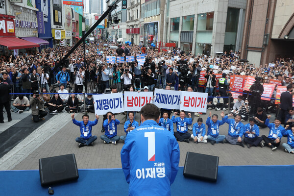 더불어민주당 이재명 대선 후보가 13일 '보수의 심장'이라고 불리는 대구광역시의 동성로 거리에서 연설을 마친 후 인사하고 있다. [사진=연합뉴스]