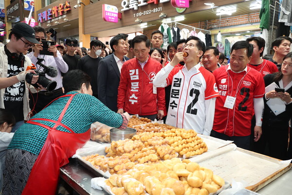 국민의힘 김문수 대선 후보가 13일 울산 남구신정시장에서 상인, 시민들을 만나고 있다. [사진=연합뉴스]