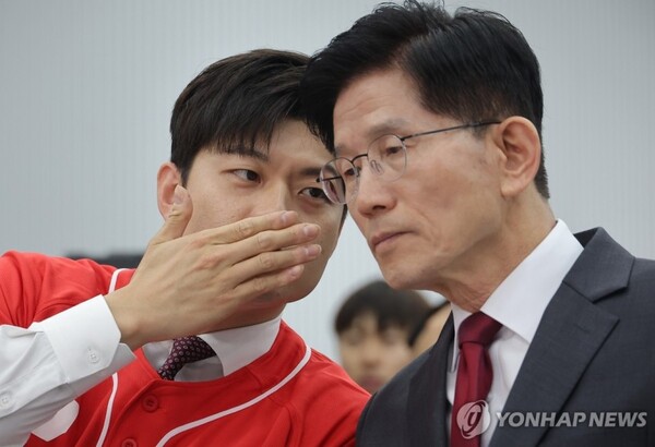 국민의힘 신임 지도부가 윤석열 전 대통령의 탈당을 공식화하며 결별 수순을 밟는 모습이다 [사진=연합뉴스]