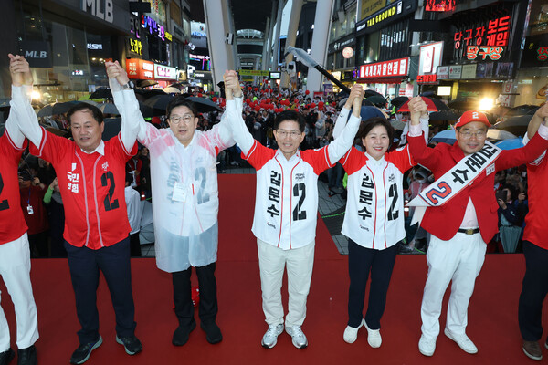 국민의힘 김문수 대선 후보가 16일 대전 중구 으능정이거리 일대에서 유세를 하고 있다. [사진=연합뉴스]