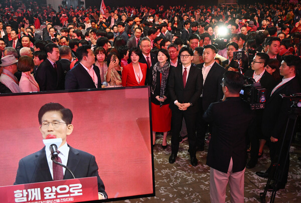 국민의힘 한동훈 대선 경선 후보가 3일 경기 고양시 킨텍스에서 열린 국민의힘 전당대회에서 국민의힘 대선 후보로 선출된 김문수 후보의 수락 연설을 지켜보고 있다. [사진=연합뉴스]