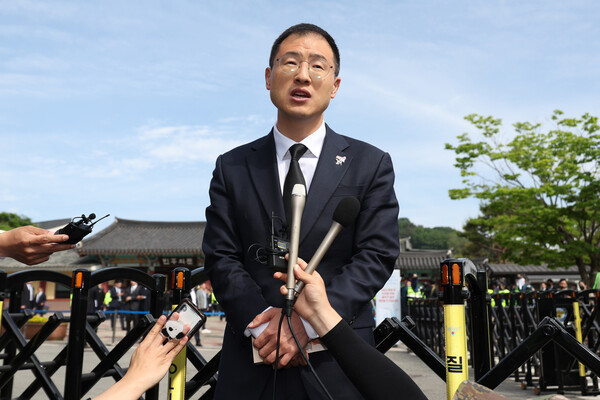 더불어민주당 이재명 대선후보 지지를 선언한 무소속 김상욱 의원이 18일 광주 북구 운정동 국립5·18민주묘지 민주의 문 앞에서 더불어민주당 입당 기자회견을 하고 있다. [사진=연합뉴스]