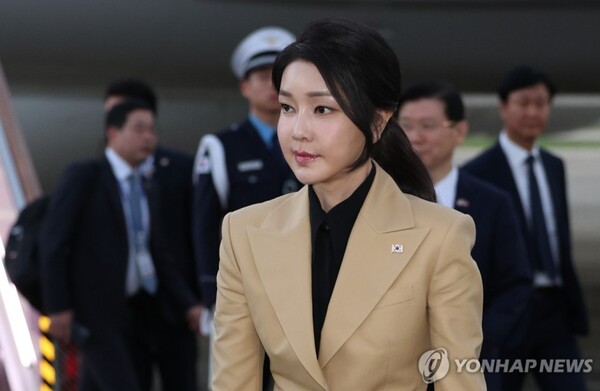 검찰이 김건희씨 선물 명목으로 받은 1000만원대 샤넬백이 김씨의 수행비서에게 전달한 정황을 포착했다 [사진=연합뉴스]