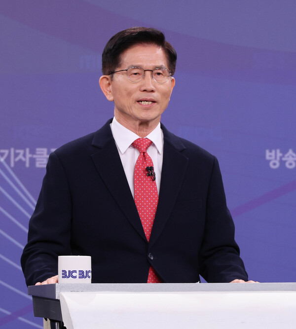 21일 국민의힘 김문수 대선 후보가 경기 고양시 MBN 미디어센터에서 열린 한국방송기자클럽 대선 후보 초청 토론회에서 발언하고 있다. [사진=연합뉴스]