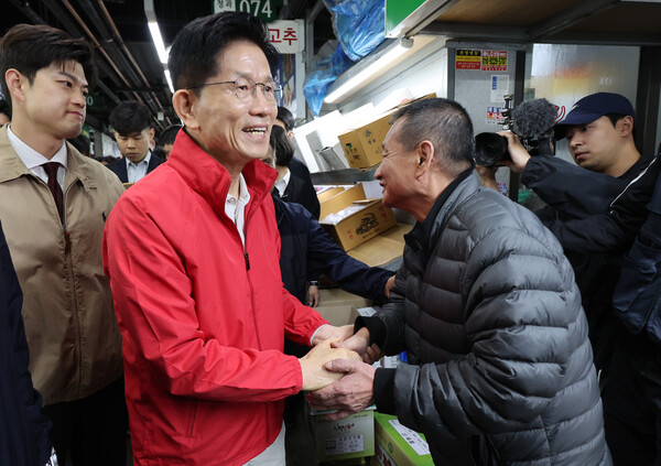 제21대 대통령 선거 공식 선거운동 첫날인 지난 12일 국민의힘 김문수 대선 후보가 서울 송파구 가락시장을 방문해 시장들과 인사하고 있다. [사진=연합뉴스]