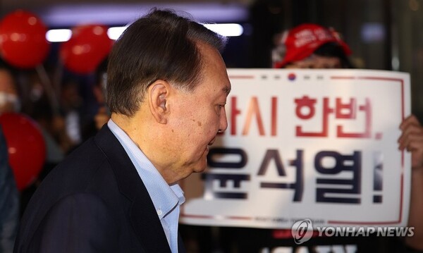 다큐 관람 나선 윤석열 [사진=연합뉴스]