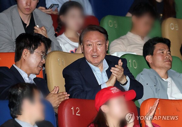 부정선거 음모론 다큐 관람하는 윤석열 전 대통령과 전한길씨 [사진=연합뉴스]