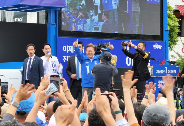 더불어민주당 이재명 대선 후보가 22일 제주시 동문로터리에서 제주도민에게 지지를 호소하고 있다. [사진=연합뉴스]