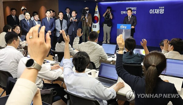 더불어민주당 이재명 대선 후보가 25일 서울 여의도 당사에서 열린 기자회견에서 취재진의 질문을 받고 있다. [사진=연합뉴스]