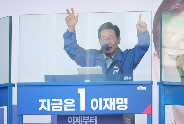 더불어민주당 이재명 대선 후보가 26일 수원시 팔달구 팔달문 영동시장에서 열린 집중 유세에서 시민들에게 지지를 호소하고 있다. [사진=연합뉴스]
