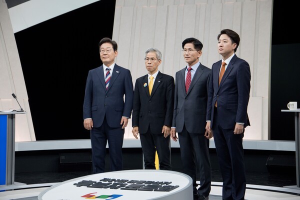 더불어민주당 이재명·민주노동당 권영국·국민의힘 김문수·개혁신당 이준석 대선 후보가 27일 서울 마포구 상암동 MBC 스튜디오에서 진행된 정치 분야 TV토론회에 앞서 포즈를 취하고 있다. [사진=연합뉴스]