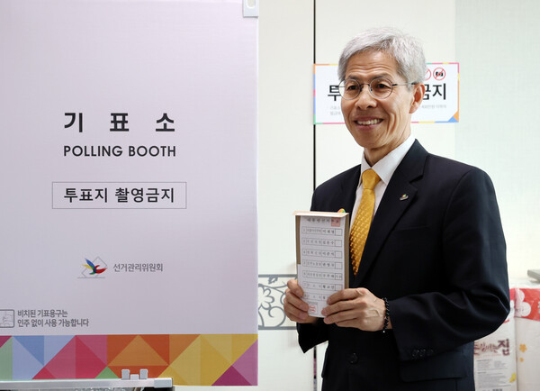 민주노동당 권영국 후보가 제21대 대통령선거 사전투표 첫날인 29일 오전 전남 여수시 주암마을회관에 마련된 사전투표소에서 투표하고 있다. [사진=연합뉴스]