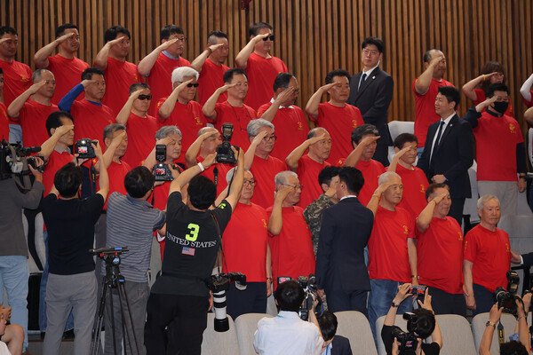  5일 국회 본회의에서 채해병 특검법이 통과되자 해병대 예비역 연대 관계자들이 거수 경례하고 있다. [사진=연합뉴스]