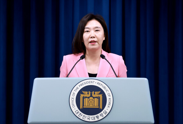 강유정 청와대 대변인이 7일 서울 용산 대통령실 청사에서 전날 이재명 대통령과 도널드 트럼프 미국 대통령의 전화 통화, 이재명 대통령의 주요 7개국(G7) 정상회의 참석과 관련해 현안 브리핑을 하고 있다. [사진=연합뉴스]