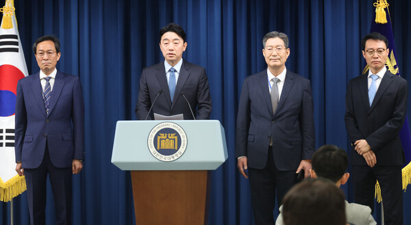 강훈식 대통령 비서실장이 8일 용산 대통령실에서 정무,홍보,민정 수석 인선을 발표하고 있다. 왼쪽부터 우상호 정무수석, 강 비서실장, 오광수 민정수석, 이규연 홍보소통수석. [사진=연합뉴스]