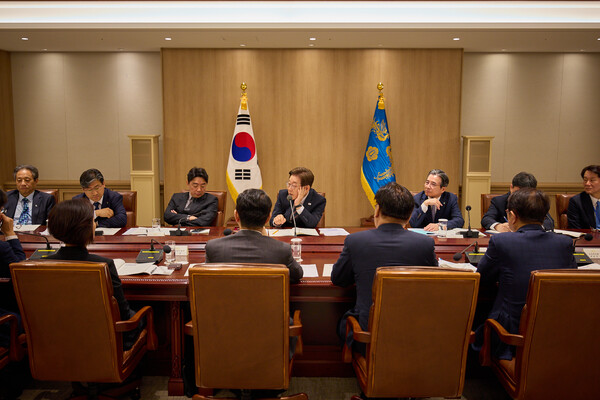 이재명 대통령이 9일 서울 용산 대통령실 청사에서 열린 비상경제점검 2차 태스크포스(TF)회의를 주재하고 있다. [사진=연합뉴스]