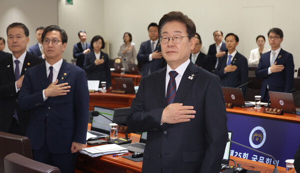 이재명 대통령이 10일 서울 용산 대통령실에서 열린 국무회의에서 국기에 경례하고 있다. [사진=연합뉴스]