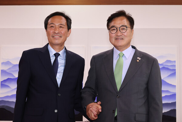  우원식 국회의장(오른쪽)이 10일 국회에서 예방한 대통령실 우상호 정무수석과 인사하고 있다. [사진=연합뉴스]