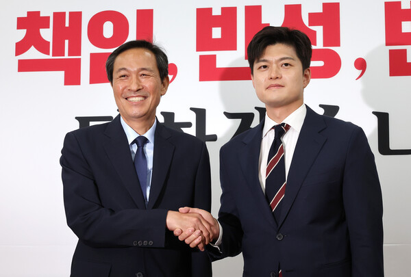 국민의힘 김용태 비상대책위원장(오른쪽)과 대통령실 우상호 정무수석이 10일 국회에서 만나 인사하고 있다. [사진=연합뉴스]