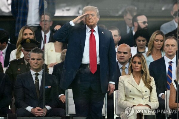 14일(미 현지시간) 행진하는 군에 경례하는 트럼프 미국 대통령 [사진=AFP=연합뉴스]