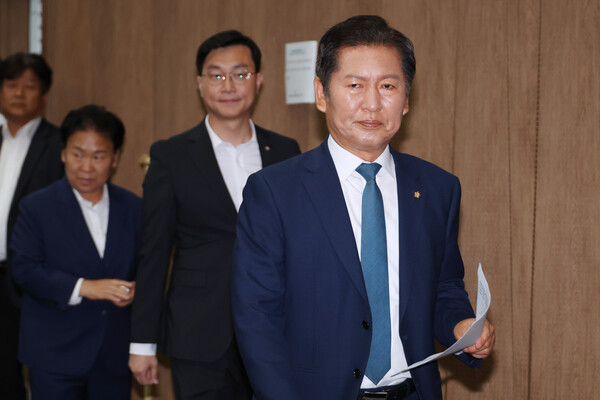 더불어민주당 정청래 의원이 15일 서울 여의도 국회 소통관에서 당대표 선거 출마 의사를 밝히기 위해 기자회견장으로 들어서고 있다. [사진=연합뉴스]