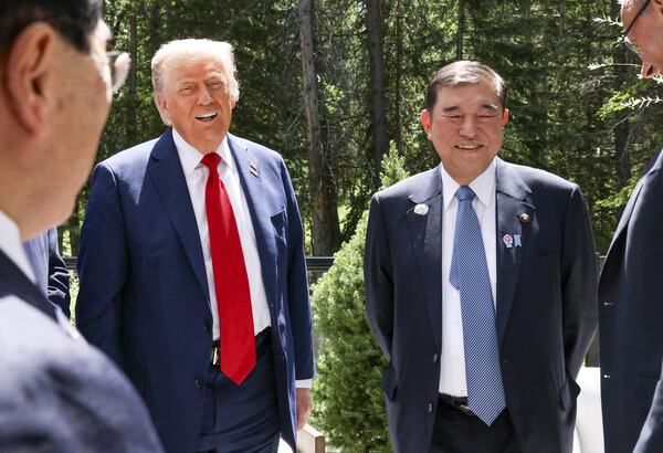 도널드 트럼프 미국 대통령과 이시바 시게루 일본 총리가 16일(현지시간) 주요 7개국(G7) 정상회의를 계기로 캐나다 캐내내스키스에서 회담하고 있다. [사진=연합뉴스]