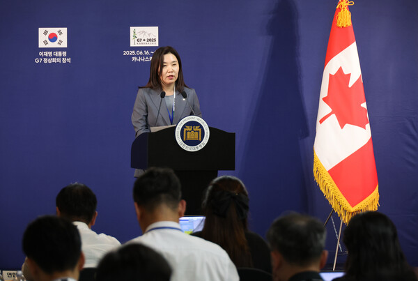 강유정 대통령실 대변인이 16일(현지시간) 캐나다 앨버타주 캘거리 한 호텔의 한국 프레스센터에서 이재명 대통령의 주요 7개국(G7) 정상회의 참석 관련 브리핑을 하고 있다. [사진=연합뉴스]