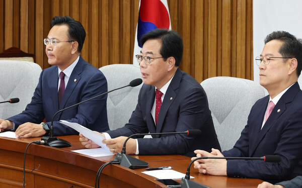 국민의힘 송언석 원내대표(가운데)는 17일 국회에서 열린 원내대책회의에서 "변화를 거부하면 멸종을 피할 수 없다, 처절한 반성과 쇄신이 필요한 때"라고 말했다. [사진=연합뉴스]