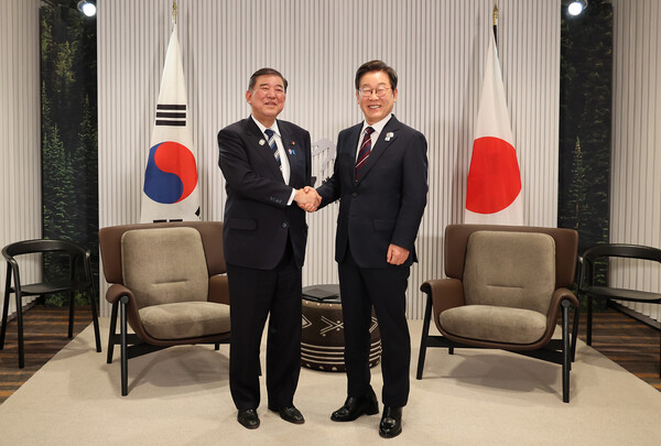 이재명 대통령이 17일(현지시간) 캐나다 앨버타주 캐내내스키스 주요 7개국(G7) 정상회의장에서 열린 한일 정상회담에서 이시바 시게루 일본 총리와 악수하며 기념촬영을 하고 있다. [사진=연합뉴스]