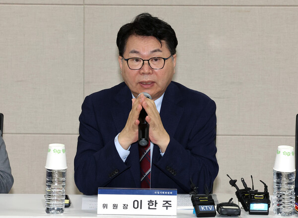 국정기획위원회 이한주 위원장이 18일 정부세종컨벤션센터에서 열린 경제1분과 기획재정부 업무보고에서 인사말을 하고 있다. [사진=연합뉴스]