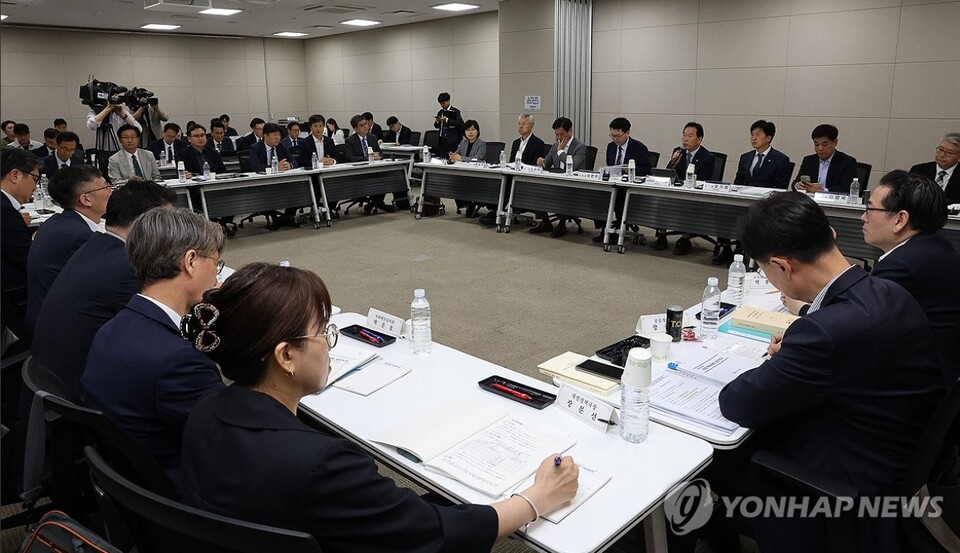 국정기획위원회는 18일 기획재정부와 중소기업벤처부를 대상으로 정부부처 첫 업무보고를 받고 있다. 국정기획위원회 이한주 위원장을 비롯한 경제1분과 위원들이 18일 정부세종컨벤션센터에서 기획재정부 업무보고를 받고 있다. 2025.6.18 [사진=연합뉴스]