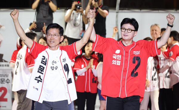 국민의힘 김문수 대선 후보가 2일 서울시청 앞 서울광장에서 열린 피날레 유세에서 한동훈 전 대표의 손을 잡고 지지를 호소하고 있다. [사진=연합뉴스]