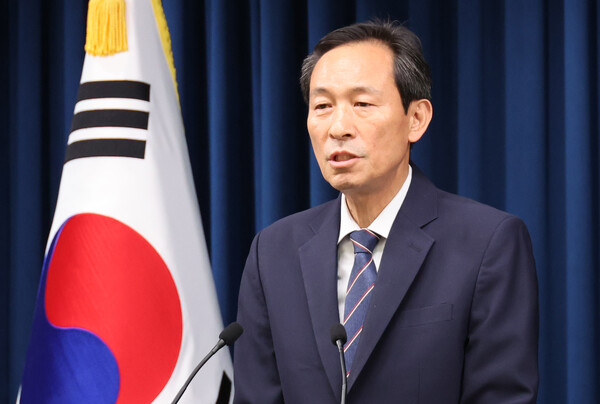 우상호 정무수석이 19일 용산 대통령실에서 이재명 대통령과 여야 지도부 오찬 예정 관련 브리핑을 하고 있다. [사진=연합뉴스]