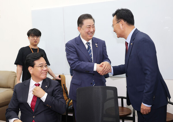 더불어민주당 김병기 당대표 직무대행 겸 원내대표가 18일 추경안 관련 논의를 위해 국회 민주당 원내대표실을 찾은 국민의힘 송언석 원내대표와 유상범 의원을 맞이하고 있다. [사진=연합뉴스]