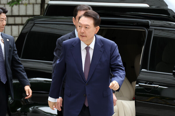 윤석열 전 대통령이 16일 서울중앙지방법원에서 열린 내란 우두머리 혐의·직권남용 권리행사 방해 혐의 사건 7차 공판에 출석하고 있다. 윤 전 대통령은 19일 경찰의 3차 소환에도 불응했다. [사진=연합뉴스]