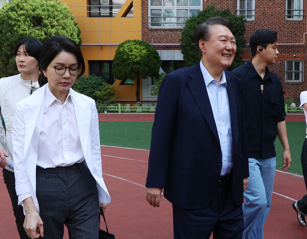 윤석열 전 대통령은 부인 김건희 여사의 서울아산병원 입원과 관련해 "옛날부터 우울증이 심각했다"며 수사 회피 의혹에 대해서는 "오해"라고 밝혔다. [사진=연합뉴스]