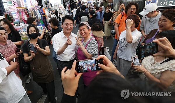 18일 '보수의 심장' 대구 서문시장 찾은 안철수 의원. '계엄반대, 탄핵찬성'을 '나홀로' 꿋꿋이 내세웠던 안 의원은  '친윤 카드'로 국민의힘 차기 당권주자로 떠오르고 있다. [사진=연합뉴스]